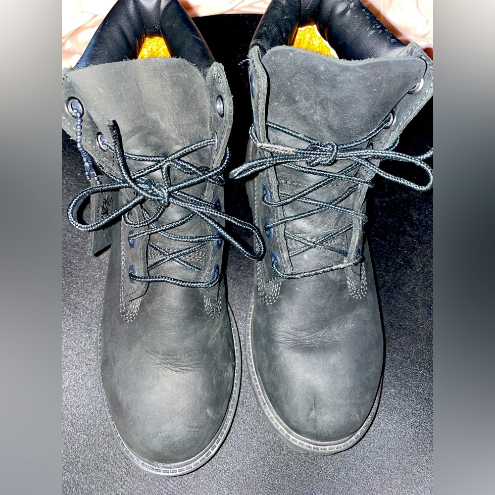 Never worn Timberland 6" Classic Boot - Big Kid - Black size 4